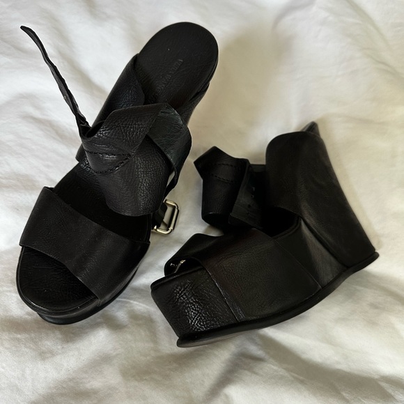 Vera Wang Platform Sandal - Picture 3 of 5